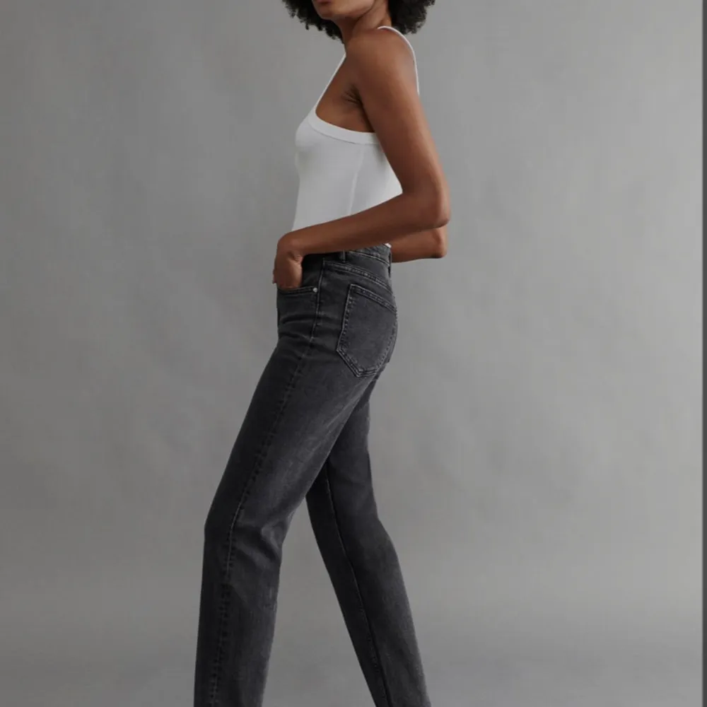 Säljer mina fina jeans från Gina tricot i modellen mid straight jeans i storlek 38🩷 sitter fint på mig som är 175cm lång✨ köptes för 500, säljer för 150kr!💞 (bilder lånade från hemsidan). Jeans & Byxor.