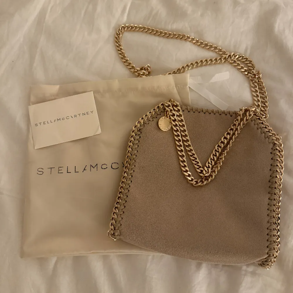 Säljer nu min såååå fina Stella väska i storleken tiny i biege✨ Den är i jätte bra skick! Kan mötas upp i Stockholm och posta💕 Nypris är 8500💕. Väskor.