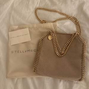 Säljer nu min såååå fina Stella väska i storleken tiny i biege✨ Den är i jätte bra skick! Kan mötas upp i Stockholm och posta💕 Nypris är 8500💕