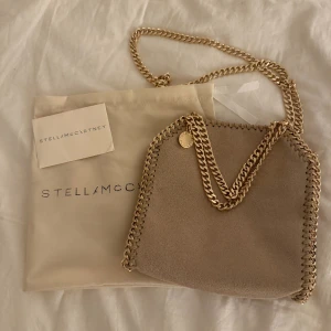 Stella McCartney väska✨✨ - Säljer nu min såååå fina Stella väska i storleken tiny i biege✨ Den är i jätte bra skick! Kan mötas upp i Stockholm och posta💕 Nypris är 8500💕