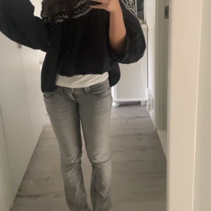 Gråa lågmidjade jeans - Superfina gråa lågmidjade jeans från pepe! Nyskick men använda några gånger💕