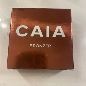 Caia glow bronzer - Jag säljer min glow bronzer från Caia då jag köpte den i fel färg, jag har testat den en gång men annars helt orörd💕 
