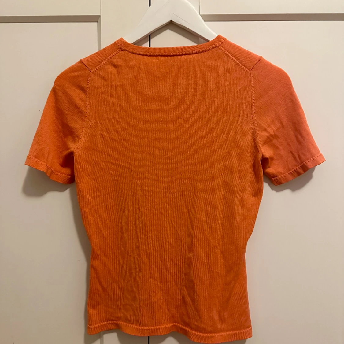Orange stickad t-shirt  - 90