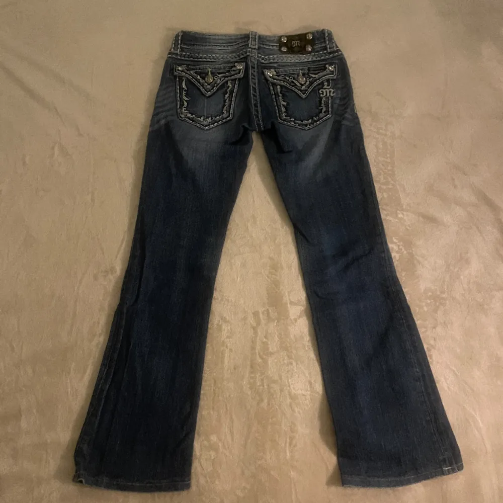 Säljer dessa superfina miss me jeans i superfint skick. Passar både lågmidjat och bootcut. Eftertraktade och i modellen ”Boot”. Har måtten redo, så kan skicka det om det önskas. Kolla gärna min profil då jag lägger upp mycket liknande 💛. Jeans & Byxor.