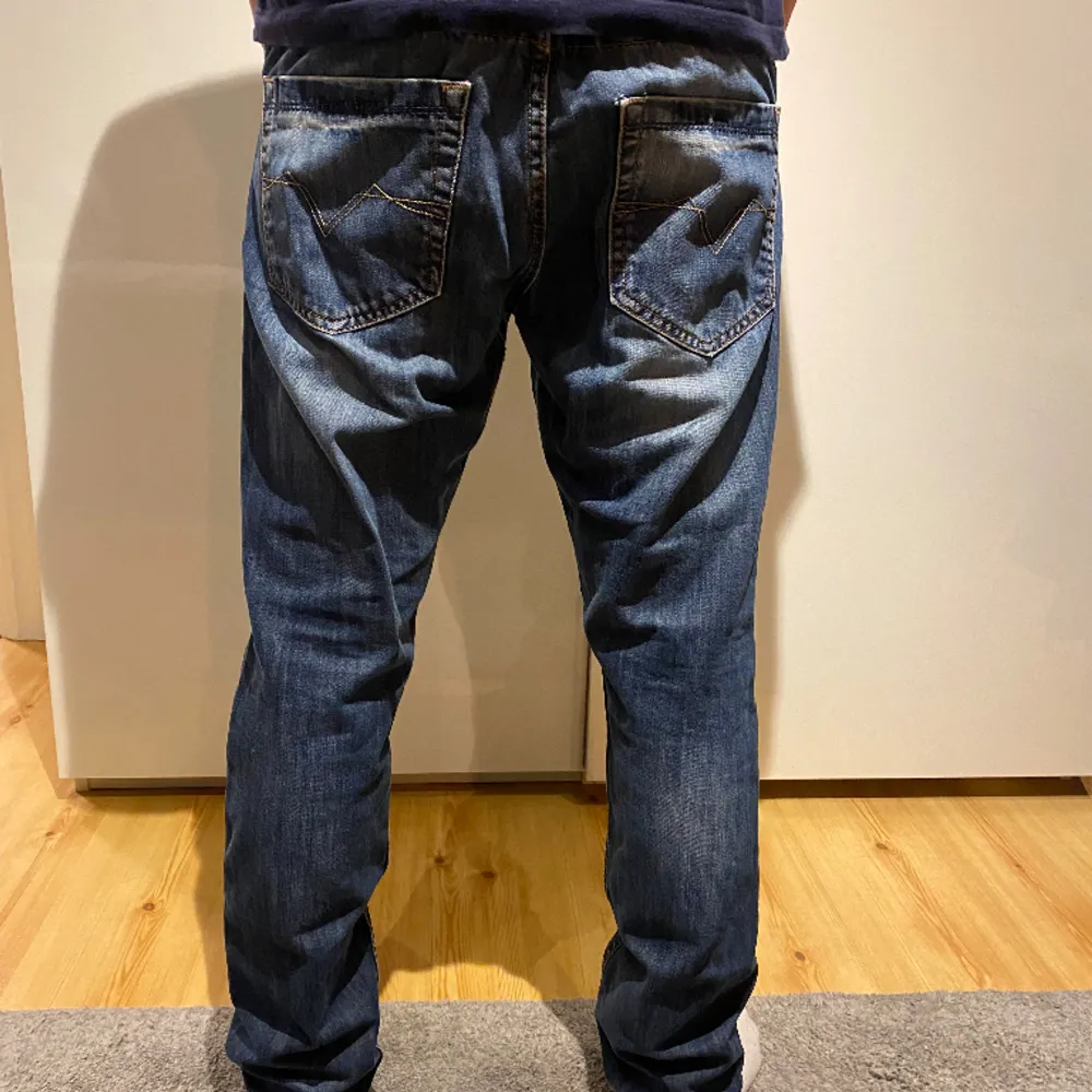 Säljer ett par slim fit jeans som jag köpte innan vintern men aldrig kom till användning då dom var lite för stora. Jeans & Byxor.