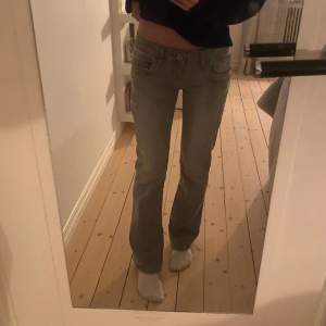 Säljer mina jättesnygga ltb jeans!! Använda några få gånger och är i fint skick.