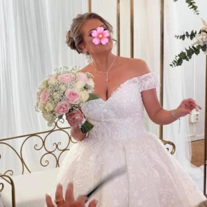 Bröllopsklänning  - Säljer min fina bröllopsklänning  Storlek flexibel då den har korsett, från 36-38/40. Ingår underkjol  