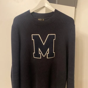 Morris tröja - Helt ny Morris tröja, nypris 1600kr, fick den som present men är inte riktigt min stil men har använts några gånger, pris kan diskuteras vid snabb affär:) L men sitter som M, den är väldigt skön och materialet är super bra kvalitet.