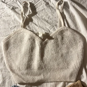 Tre olika toppar - Topp 1: Vit stickad topp från H&M i strl S Topp 2: Vit topp från SHEIN i strl xs Topp 3: Ljusblå topp från H&M i strl S 15kr för varje🤍 