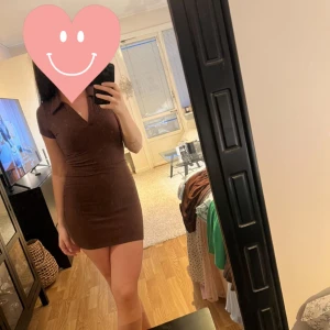 Ribbad figursydd klänning - Brun snygg tight klänning från hm, använd fåtal gånger. Storlek xs