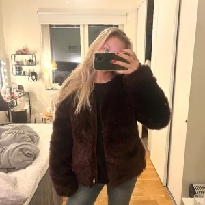 Vinröd pälsjacka - Snygg och trendig pälsjacka i fint skick!