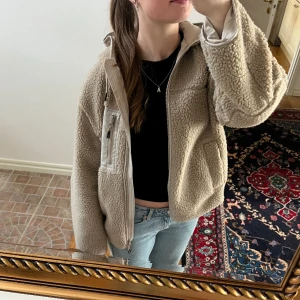 Teddyjacka hm - Superfin teddyjacka från hm som inte kommer till användning✨  Storlek M men passa bra till mig som brukar ha S! Använd fåtal gånger, nypris 499kr Köpare står för frakt 📦