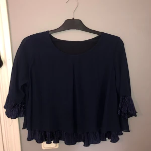 Blå blus - Lite kortare ärmar, tröjan är i storlek S men uppfattas liten, jag skulle säga XS