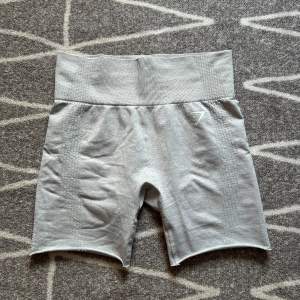 Gråa tights som är klippta till shorts av den jag köpte av här på plick, aldrig använda av mig storlek S