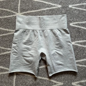 Gymshark shorts - Gråa tights som är klippta till shorts av den jag köpte av här på plick, aldrig använda av mig storlek S