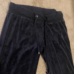 Mörkblåa velour byxor - sammet byxa - Mörkblåa sammet velour byxa från cubus