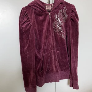 Juicy Couture  - Hoodie från Juicy Couture. Superfin och endast använd ett fåtal gånger! 