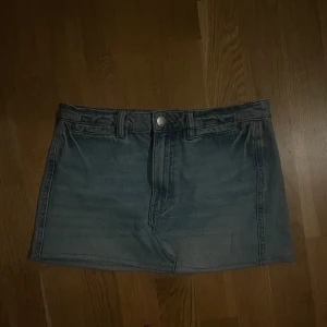 Billig vintage jeanskjol - Säljer än mycket fin, kort, lågmidjad, vintage jeans kjol. Äkta jeansmaterial i ljus blå. Helt skadefri och aldrig använd, priset pga att jag inte vet vad den köptes för. Jag tror inte att den säljs längre men den köptes för ca 6 månader sen.❤️