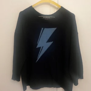 Kashmirtröja med blixt  - Supercool marinblå Kashmirtröja med en blixt på, i trekvartsärm ⚡️