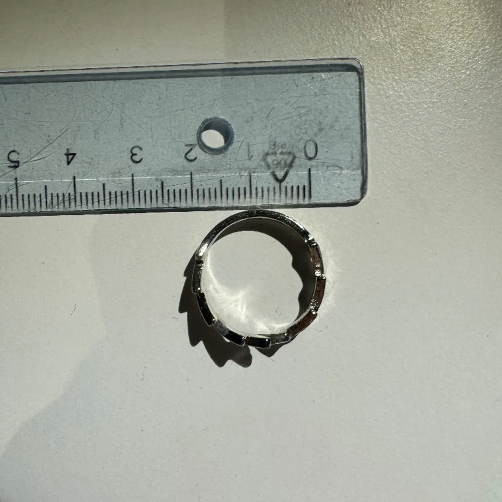 silverring i storlek 8 (18 mm)/justerbar, nyskick ⭐️ använd ”köp nu”. 26/2-2024. Accessoarer.