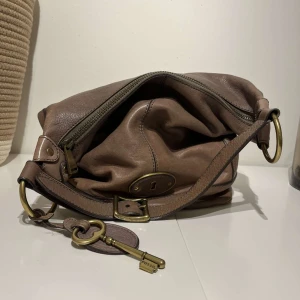 Fossil väska - Äkta skinn. Köpt i new york för några år sedan.