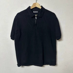 Zara piké tröja  - En piké tröja från Zara. Det står Storlek M men skulle nog säga att den är mer storlek S.