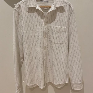Skjorta zara - Tja,säljer en randig skjorta från zara i materialet viskos 