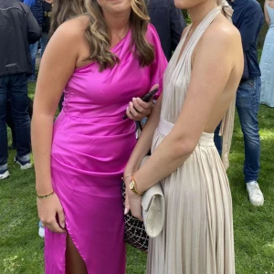 Balklänning  - Min balklänning som jag älskade, lite annorlunda vilket gjorde att jag var ensam med den🙏🏼storlek 38 och den gick precis på gränsen ner på mig som är ca 173!