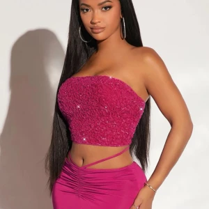 Glittrig topp - En fin glittrig rosa bandeau topp ifrån Shein och är i storlek L. Tvättlappen är bortklipp! Den är endast använd 1 gång och är i bra skick👍 100% polyester 🩷 Nypris 119kr 