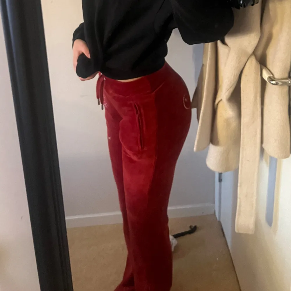 Röda juicy byxor med fickor samt rhinestone text där bak Storlek xs. Jeans & Byxor.