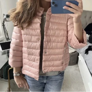 Rosa tvekvartsärmad jacka 💗 - Super fin, litet hål vid en knapp men inget man tänker på, storlek L men passar m/s beroende på hur man vill att den ska sitta 💗skriv privat för bilder lite smink vid kragen men inget man tänker på, köpt på Plick 
