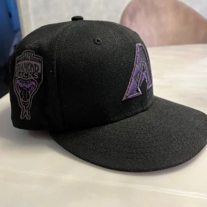 Fitted MLB Keps  - Köpte i london passar inte längre, Kan mötas nära kista, solna, sollentuna.  Size 7