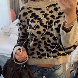 Leopard tröja - En super snygg stickad leopard tröja från H&M! Nyskick
