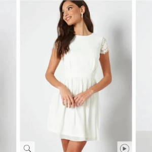 Studentklänning - Säljer denna jätte fina studentklänning men funkar även jätte bra inför en avslutning. Den är köpt från bubbleroom för 899kr och är endast använd en gång. 