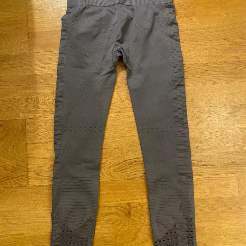 Seamless grafitgråa tights från gymshark i toppskick! Endast använda några gånger💗. Jeans & Byxor.