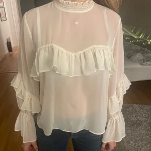 Blus  - En superfin genomskinlig blus från zara, helt ny med prislappen kvar! Köptes för 359kr💞