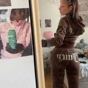 Brunt äkta juicy set 💤 - Säljer pga att jag gått upp i vikt o inte kan ha det längre, använt fåtal gånger så är i nästan som nytt skick <3 köptes för 1.5k originellt <3 