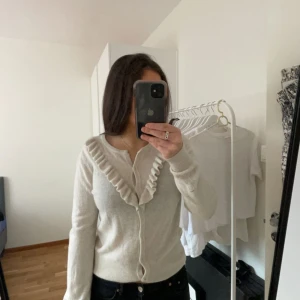 Kofta från bondelid 🤍 - Söt vit kofta från bondelid som aldrig blivit använd 🤍