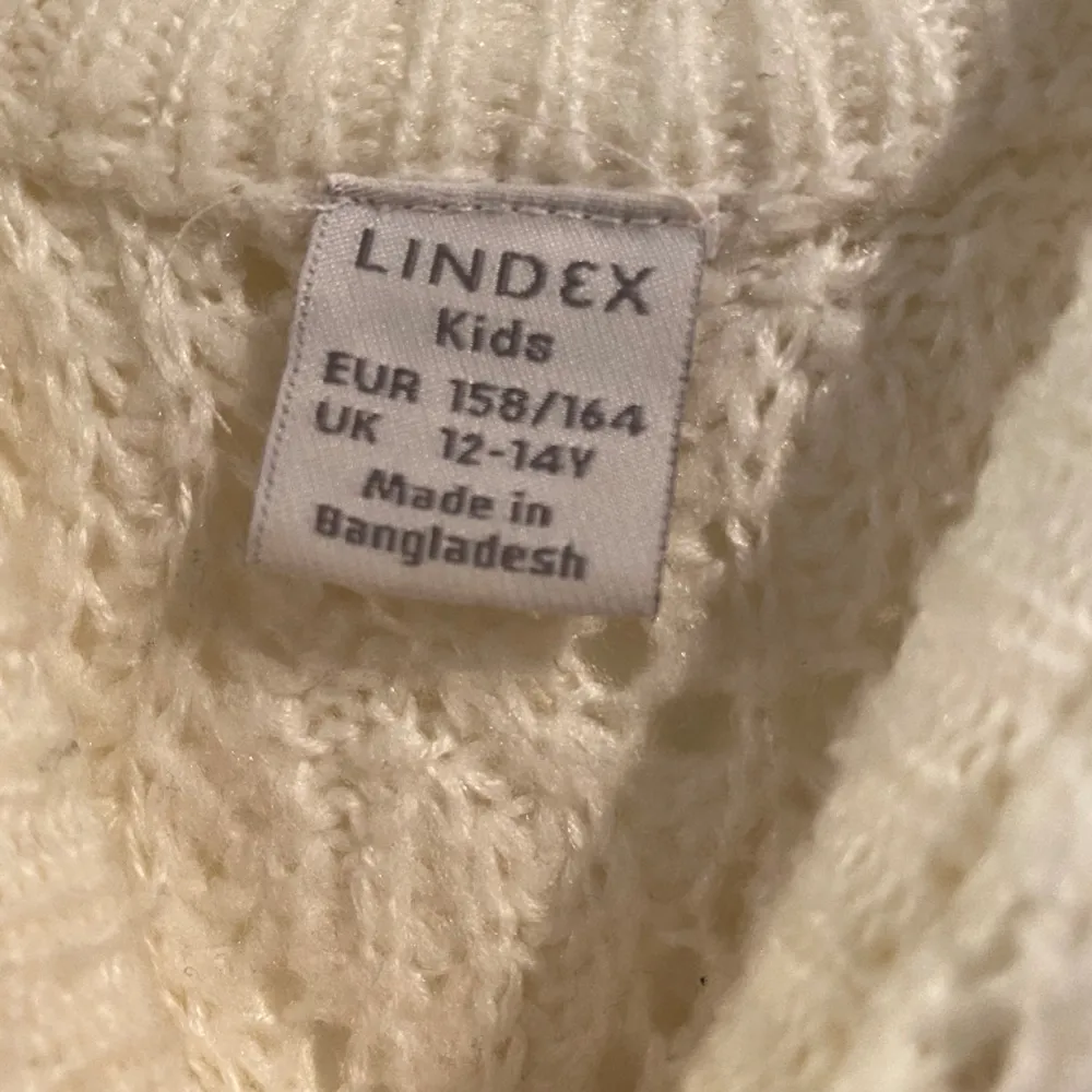 En stickad tröja i bra skick i storlek 158/164 från Lindex . Stickat.