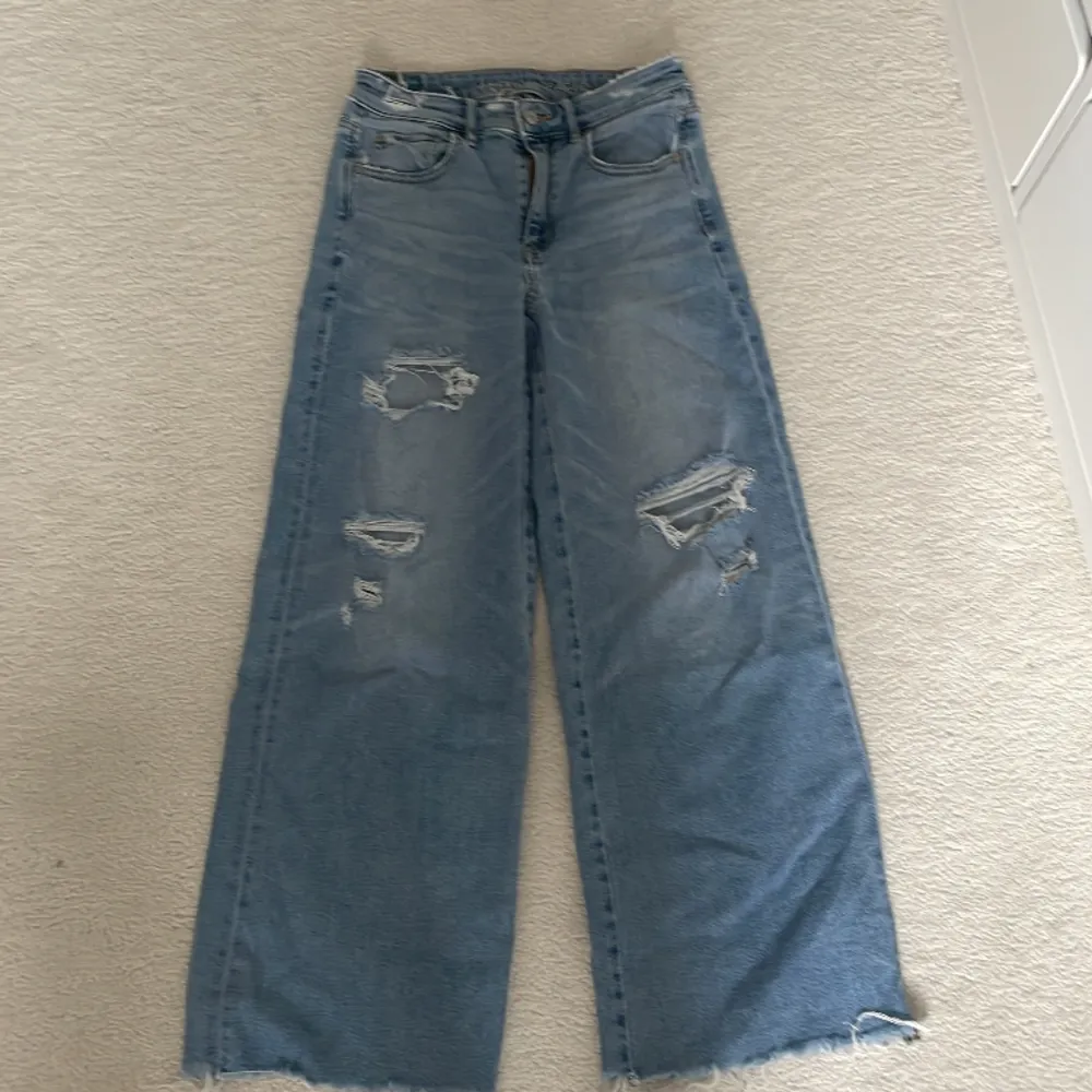 Ett par straight/baggy jeans från american eagle. . Jeans & Byxor.