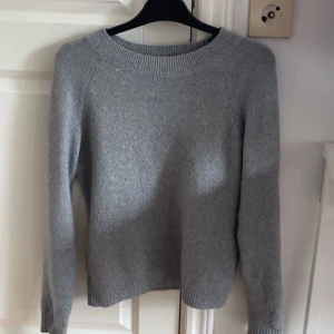 Vera Moda tröja  - Sjukt snygg tröja från Vera Moda som inte används längre. Lite nopprig men inget man tänker på💗