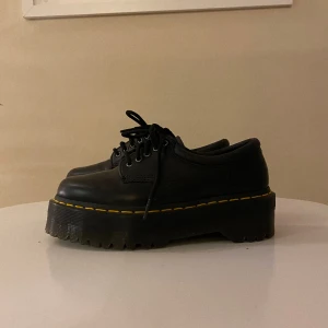 DR MARTENS  - Svarta Dr martens i äkta läder storlek 37! Använda två gånger 