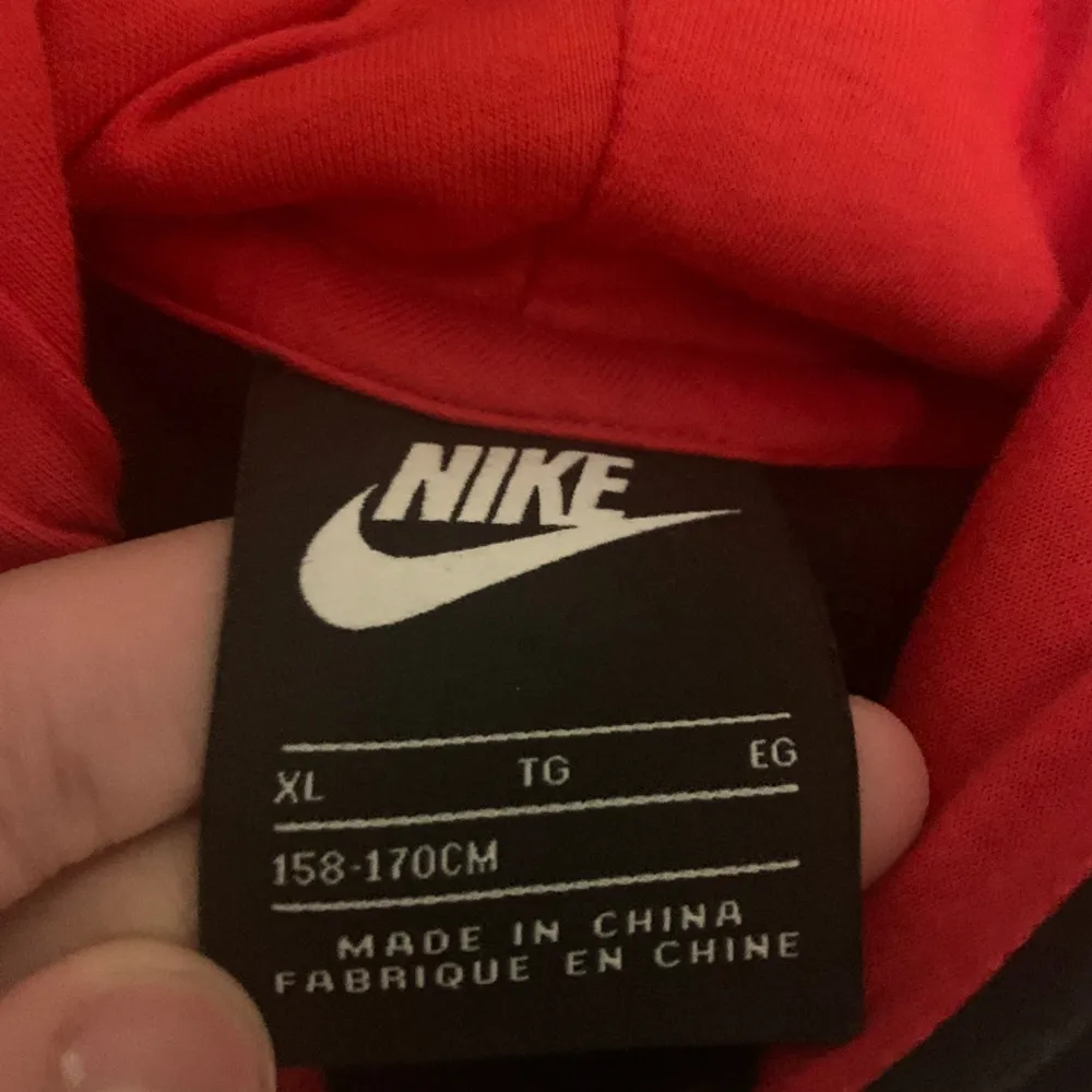 Hej säljer min Nike hoodie aldrig använd. Hoodies.