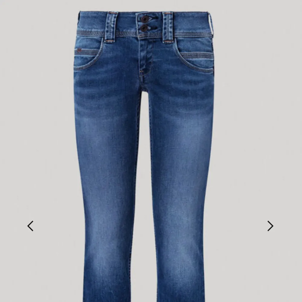 Säljer mina super snygga Pepe jeans då de inte har kommit till användning (har använts 2 eller 3 gånger)❤️ Nypris på de är 1100 kr därför säljer jag de för 850 men priset kan självklart diskuteras!. Jeans & Byxor.