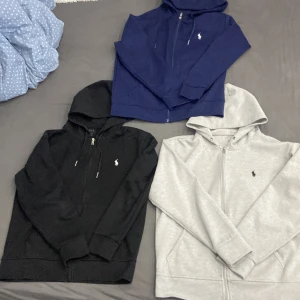 Ralph Lauren zipper 3st - 1st= 500kr 2st=800kr 3st=1000kr Alla storleken M, dne gråa saknar snören. Annars super bra kvalite 