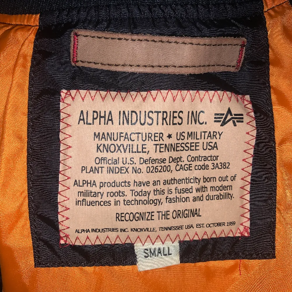 Säljer denna Alpha Industries Jacka i svart med orangea detaljer på insidan. Jättebra skick! Storlek small. Skriv för fler bilder eftersom det bara får plats 3 i annonsen. Mitt pris: 500 Nypris: 1800kr. Jackor.