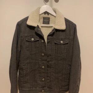 Fodrad jeansjacka - Grå fodrad jeansjacka från Primark i stl S, jättefint skick som ny!