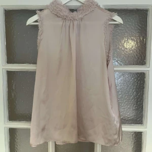 Zara Blus - Skir rosa blus från Zara. Knappt använd. Nypris 399 kr. 