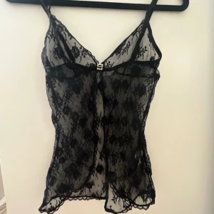 Fest topp - Så snygg fest topp. Öppen del. Storlek s, passar även Xs. Spets topp. Pris kan diskuteras vid snabbaffär 💕