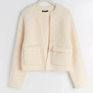 Stickad kofta - Säljer denna stickade kofta som blev ett impuls köp och har dragit av lapparna så kan inte returnera. Denna är endast testad säljer därför för samma pris den kostar då den även är slutsåld🤍